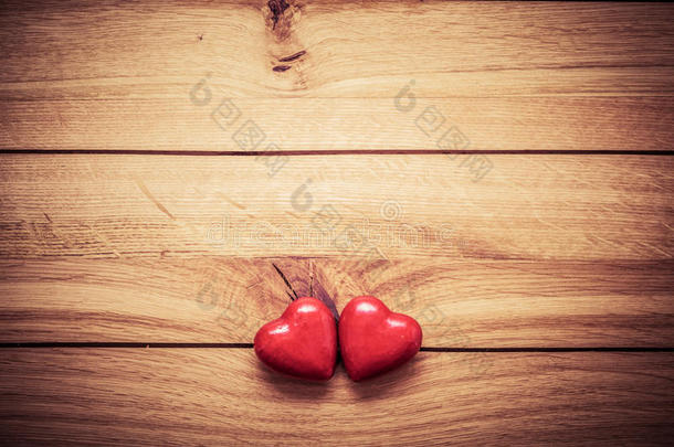 木头上有几颗红色的小心脏。 古老的爱的概念，情人节