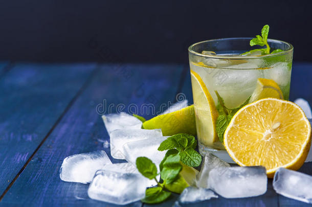 一杯柠檬水，加薄荷叶和<strong>冰</strong>块