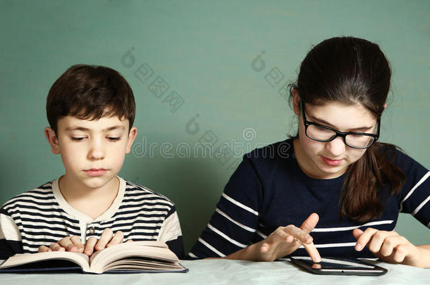 男孩读书女孩玩平板电脑游戏
