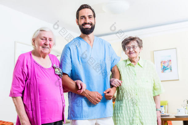 照顾者与老年妇女在养老院
