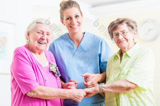 有两名高级妇女的老年护理护士