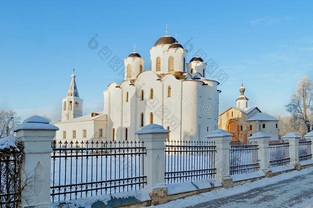 雅罗斯拉夫宫廷的教堂，位于俄罗斯的诺夫哥罗德，冬季阳光明媚的风景