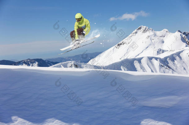 在山上飞滑雪者。 极限运动