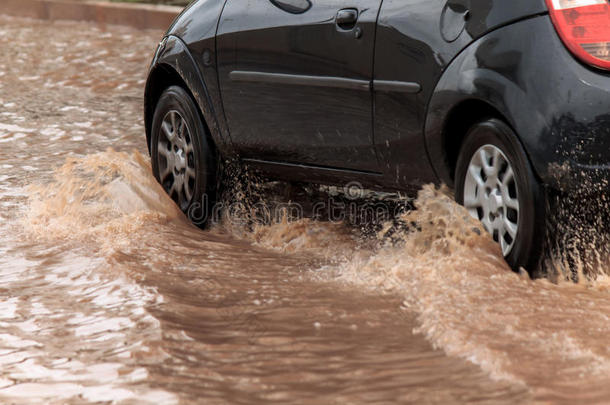 <strong>雨后</strong>，汽车穿过洪水泛滥的街道