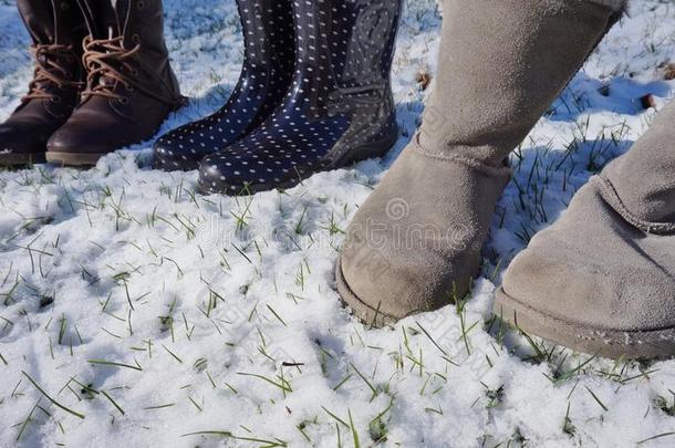 冬季雪中的模糊靴子、战斗靴和雨靴