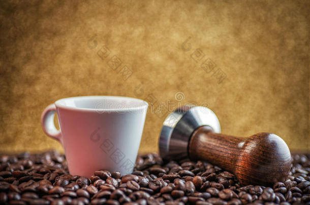 一杯咖啡与雄蕊和咖啡豆在黄金背景，产品摄影为咖啡店