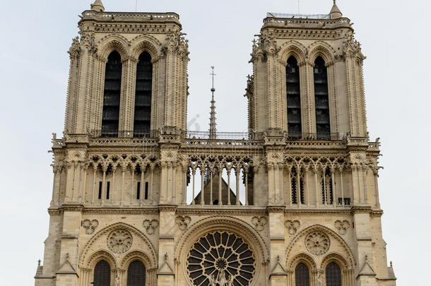 巴黎圣母院-法国哥特式建筑，是世界上最著名的教堂建筑之一