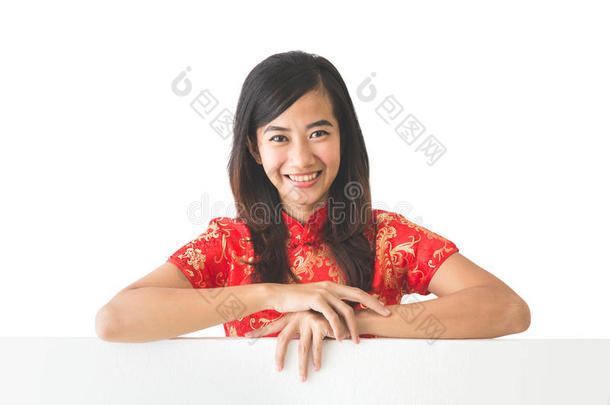 穿着中国传统服装的亚洲女人拿着空白的怀特