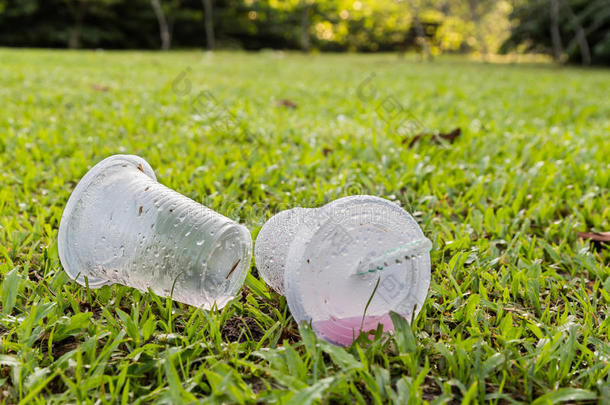 公共公园环境不友好、不可生物降解的PVC杯垃圾