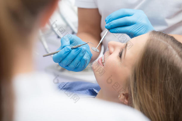牙医在牙医身上检查病人的牙齿