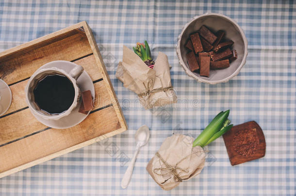 舒适的冬天早晨在家。 木制托盘上的咖啡、牛奶和巧克力。 花在<strong>背景</strong>上。 温<strong>暖</strong>的<strong>心</strong>情