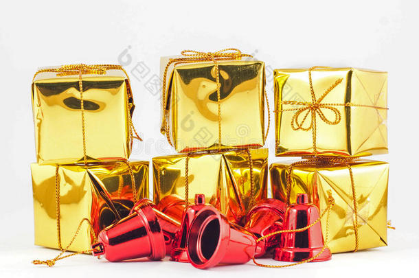 白色或灰色背景上的金色礼品盒和铃铛。