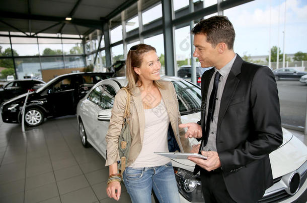 汽车经销商向潜在买家展示车辆