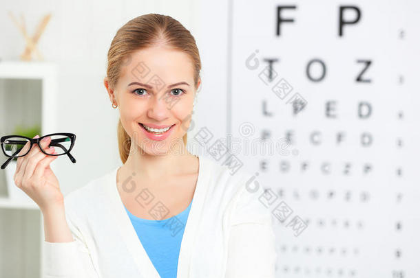 视力检查。 眼科医生验光师戴眼镜的女人