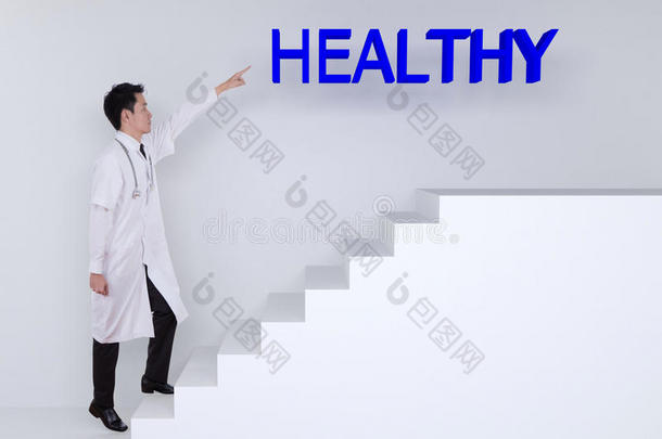 医生爬<strong>上楼梯</strong>，指着健康的人
