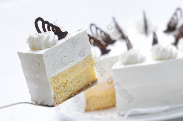 金属勺子上的奶油蛋糕，白色<strong>盘子</strong>上的馅饼，红色明胶的蛋糕，糕点，商店的<strong>摄影</strong>