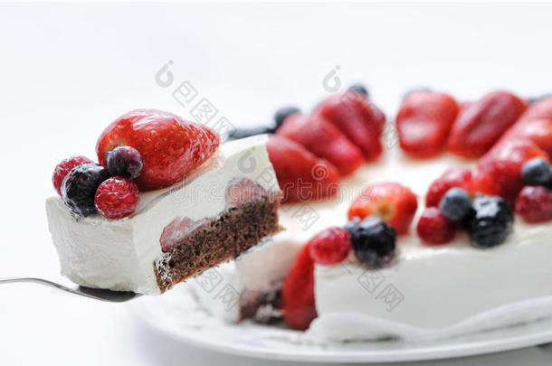 金属勺子上的水果蛋糕，白色盘子上的水果生日蛋糕，糕点，商店的摄影