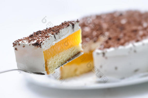 金属勺子上的奶油蛋糕，白色盘子上的馅饼，红色明胶的蛋糕，糕点，商店的摄影，生日蛋糕
