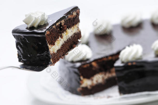 巧克力蛋糕，金属勺子上的奶油，白色盘子上的生日蛋糕，糕点，蛋糕上的鲜奶油，商店的摄影