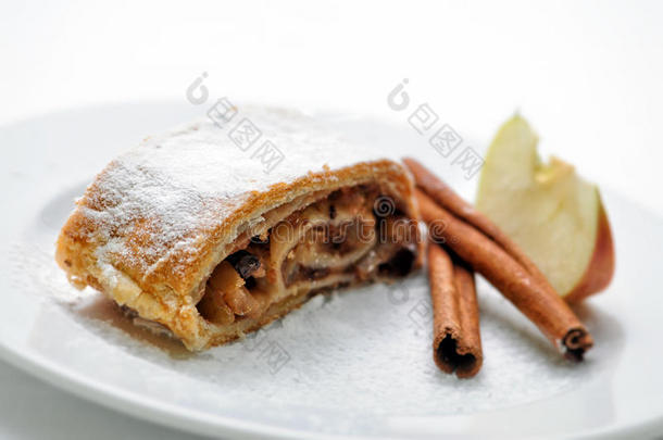白色盘子上有肉桂的苹果丝，糕点或面包店的产品摄影，甜蛋糕