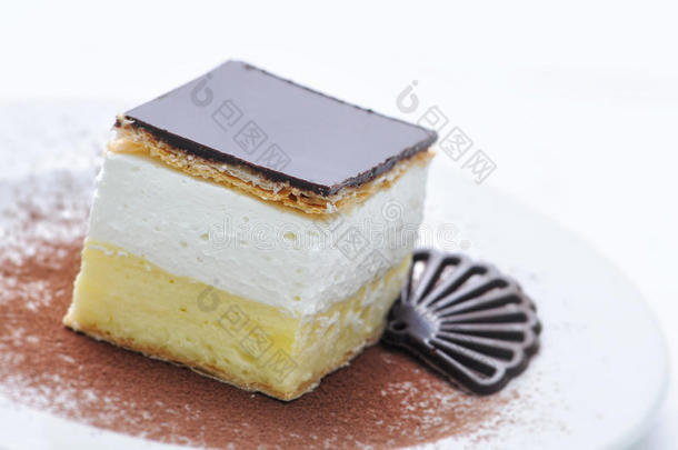 奶油蛋糕，白色<strong>盘子</strong>上有巧克力和可可粉，甜点，糕点，商店<strong>摄影</strong>