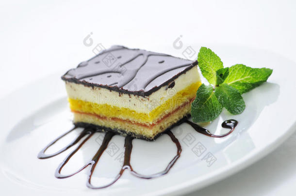 奶油蛋糕与顶部和薄荷叶在白色盘子，产品摄影为糕点或商店，甜甜点