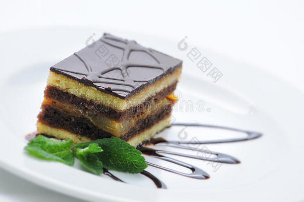 水果蛋糕与巧克力和顶部的白色盘子，甜蜜的甜点，产品摄影的糕点或商店