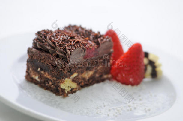 奶油蛋糕与鲜奶油和草莓在白色盘子，产品摄影为糕点或商店