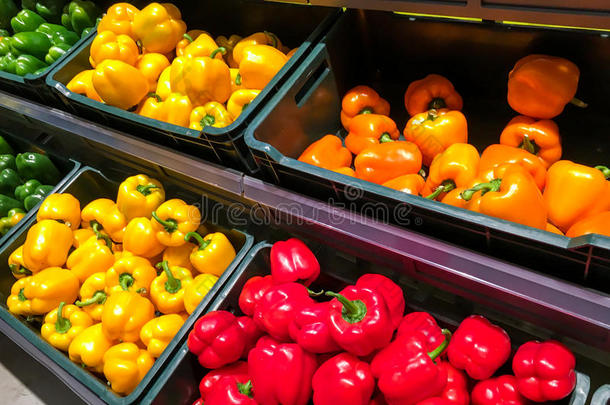 蔬菜市场上的彩色辣椒