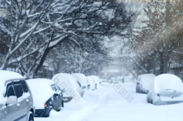 汽车被困在雪堆里