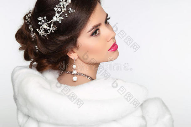 美丽时尚模特女孩穿着白色<strong>貂皮</strong>大衣。 婚礼发型。 美丽奢华的冬天女人被隔离在白色的背景上。