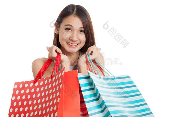 年轻漂亮的亚洲女人拎着购物袋
