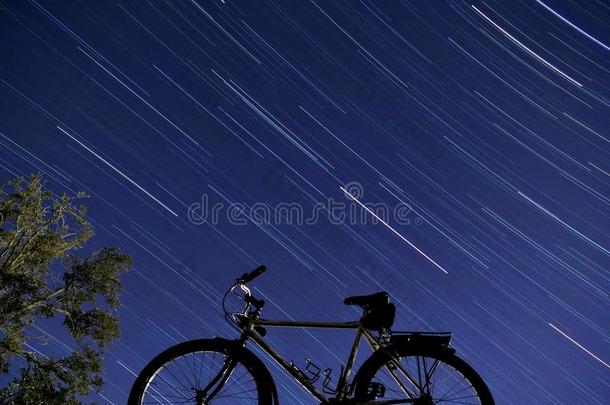 <strong>星星</strong>下的自行车和树