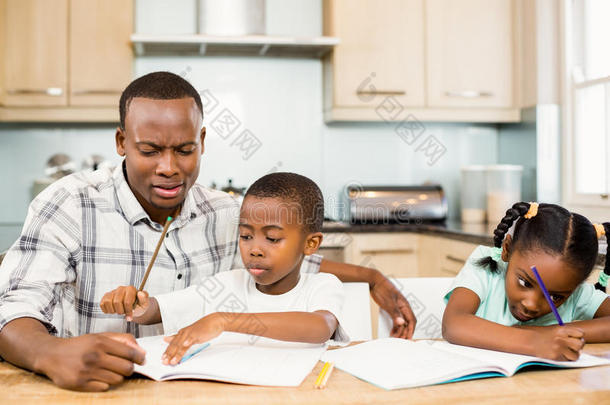父亲帮助孩子做家庭作业