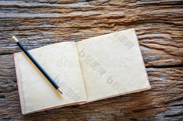 木制背景上的手工笔记本
