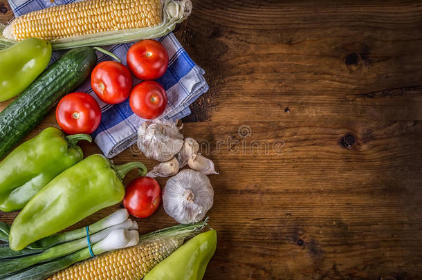 新鲜蔬菜。 俯视各种农场新鲜蔬菜，青椒，大蒜，玉米，洋葱，西红柿，黄瓜