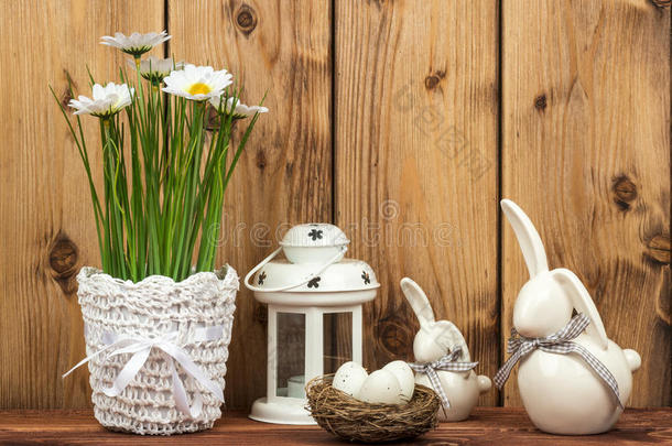 复活节装饰-花盆里的花和鸡蛋巢。
