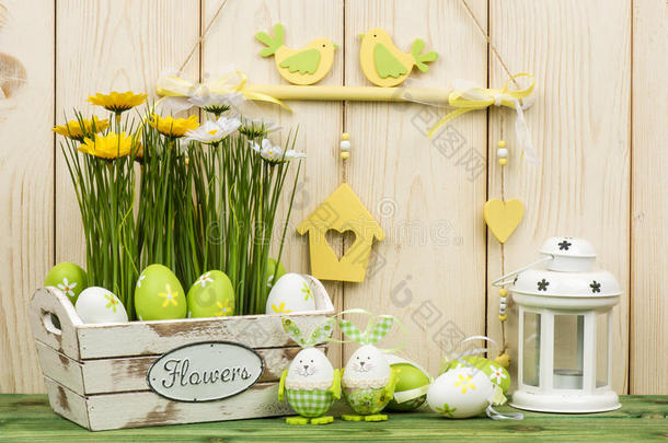 复活节装饰品-带花和鸡蛋的木箱。