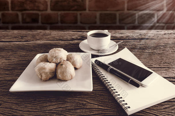 中式糕点月饼，咖啡杯、笔、笔记本、智能手机