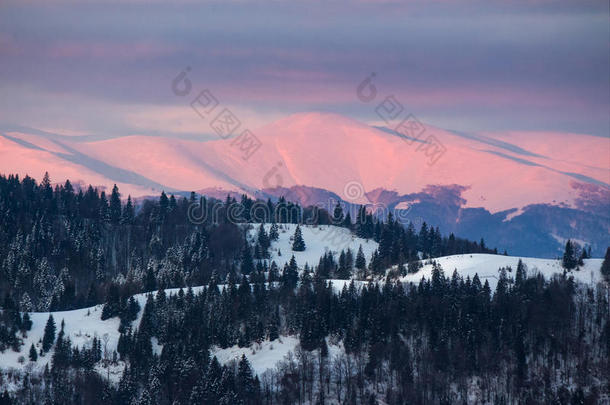 <strong>红色冬季</strong>日出的喀尔巴阡山