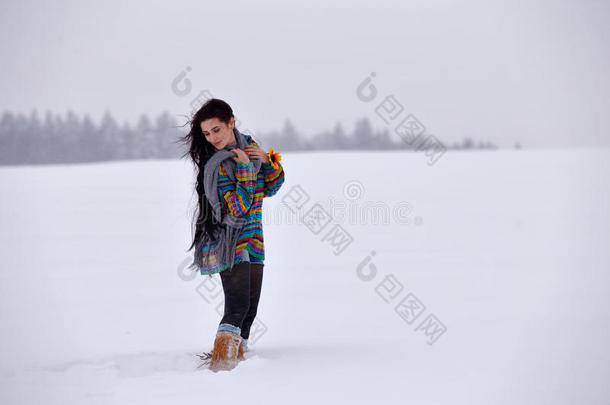 穿着毛衣的漂亮女孩在冬天散步