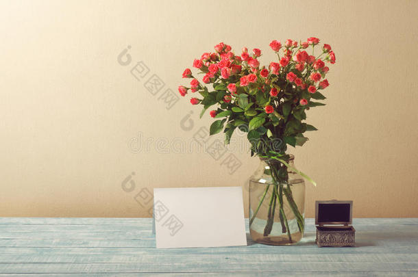 玫瑰花束与贺卡和老式珠宝盒