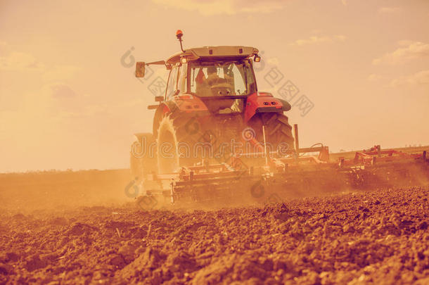 拖拉机农<strong>民用</strong>播种机准备土地。 过滤后的图像