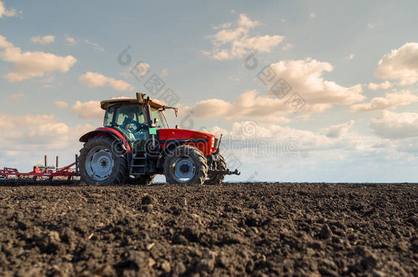 拖拉机农民用播种机准备土地。