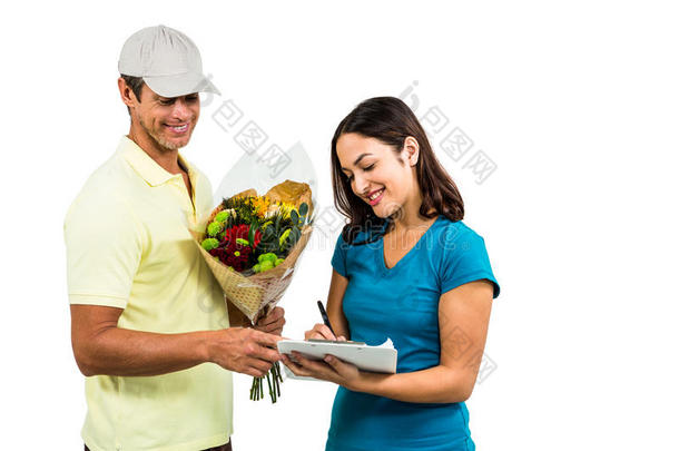 送花的男人拿着漂亮女人的签名