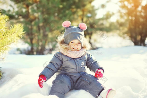 快乐微笑的小孩子在冬天的雪地上玩耍