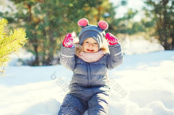 快乐可爱的小孩子在冬天玩雪