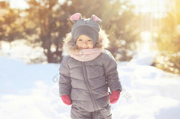 快乐微笑的小孩子在冬天散步