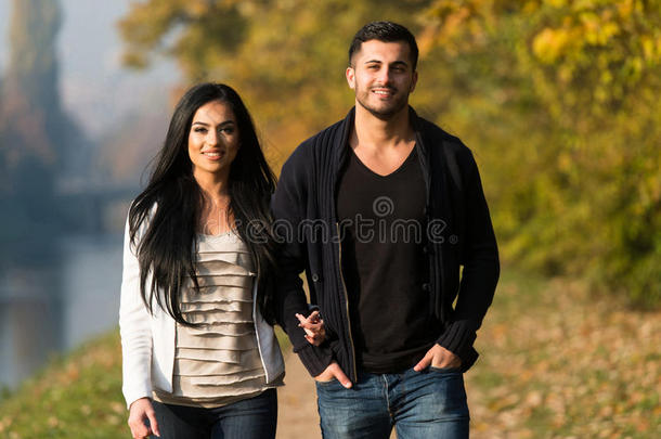 情侣手牵手在秋园散步