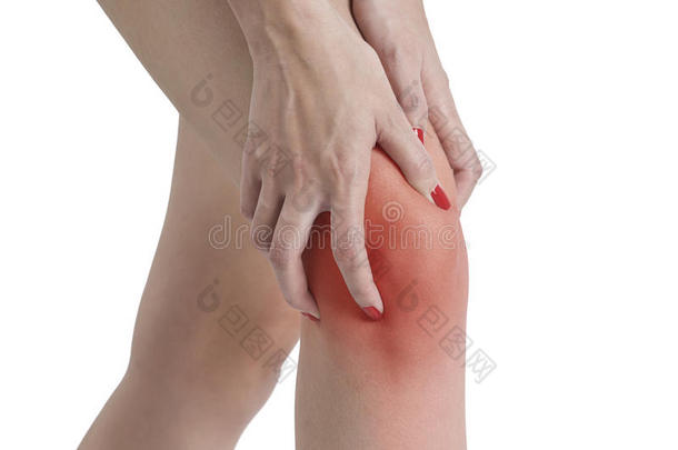 一名妇女痛苦地抱着膝盖，白色背景下疼痛<strong>部位</strong>的红色突出显示